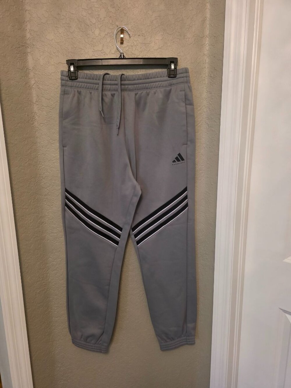 Adidas men's Basketball Gray Fleece Lined Jogger Sweatpants size Large - EUC